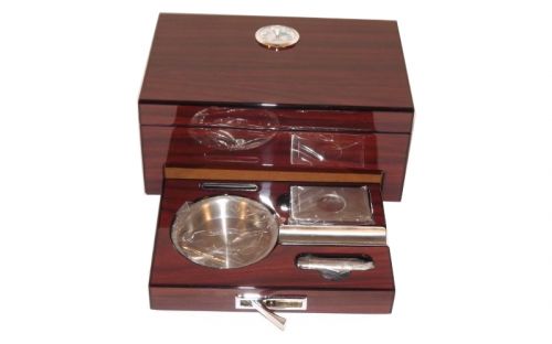 Humidor mit GeschenkSet - braun, lackierte, spanischer Zeder, für 10-20 Zigarre