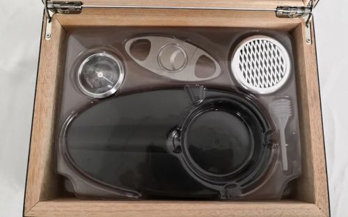 Humidor mit GeschenkSet - schwarz, spanischer Zeder, für 30 Zigarren - Achenty!