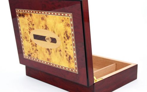 Humidor - braun, spanischer Zeder, für 30 Zigarren, Befeuchter und Hygrometer - braun lackiert, Zigarren-dekor