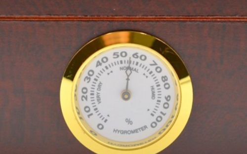 Humidor - Bordeauxrot, Glasdeckel, spanischer Zeder, für 30 Zigarren