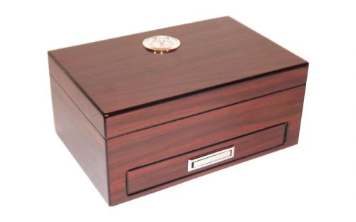 Humidor mit GeschenkSet - braun, lackierte, spanischer Zeder, für 10-20 Zigarre